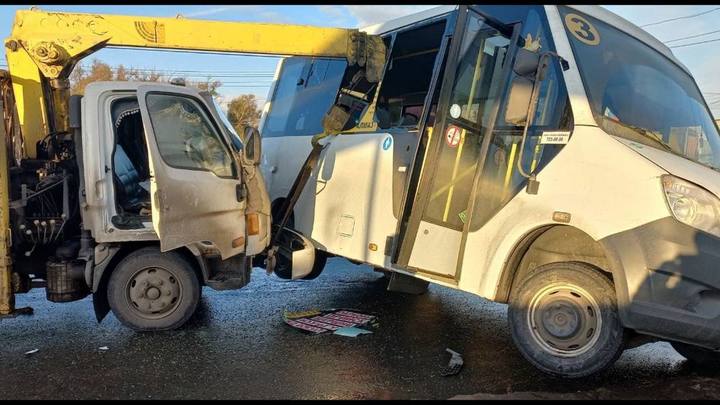 В Челябинске маршрутка с пассажирами врезалась в автокран