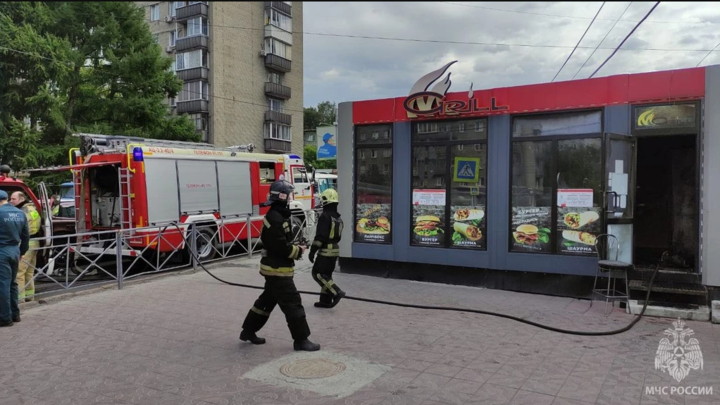 В Новосибирске загорелся киоск с шаурмой у метро Гагаринская