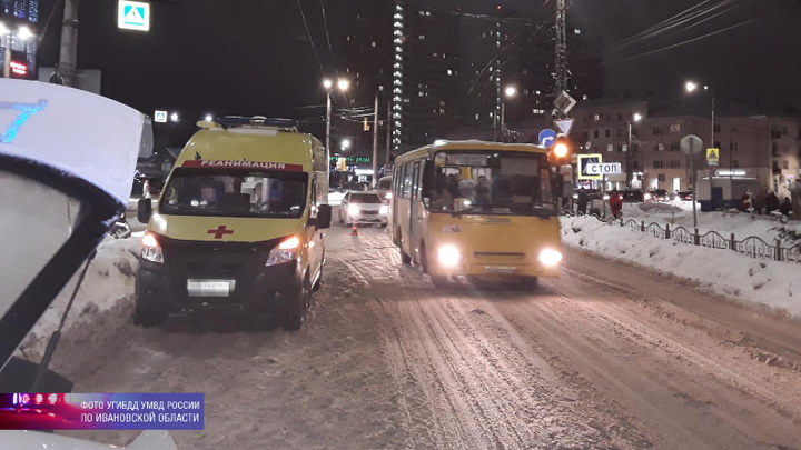 В Иванове машина скорой помощи с сиреной и мигалкой сбила девушку на «зебре»