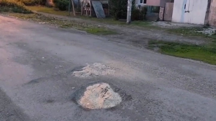 Ямы на дороге в Кемерове «отремонтировали» опилками