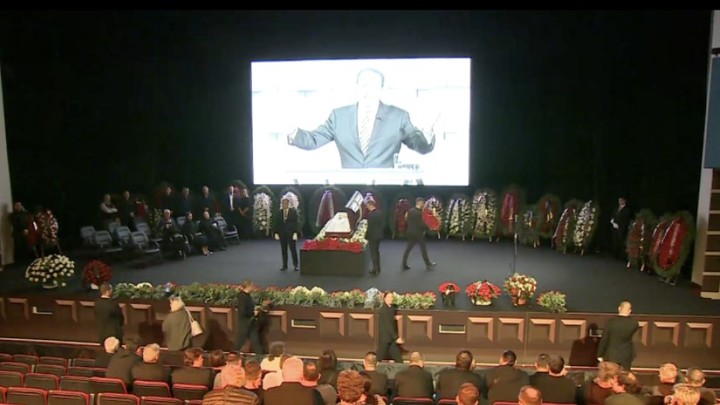 Плач Стриженовой, отчаяние Якубовича: В Москве простились с Александром Масляковым