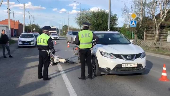 Подросток на питбайке врезался в иномарку после резкого маневра в Екатеринбурге