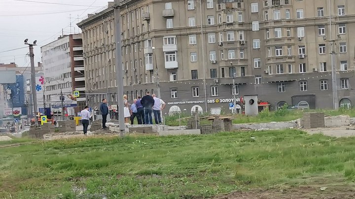 В Новосибирске начали работу по установке стелы на площади Калинина