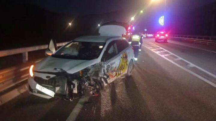 Водитель такси уснул за рулём и протаранил электронное табло в Сочи