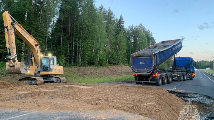 Что известно об огромной яме на М-8 в Архангельской области: часть провала засыпали