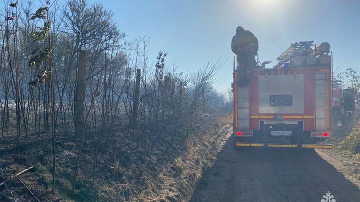 В Темрюкском районе полностью потушили пожар на восточной окраине поселка Южный Склон