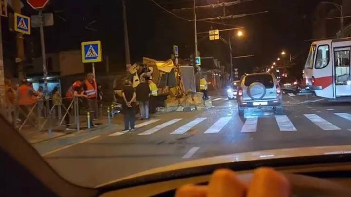 В Краснодаре пострадали три человека при столкновении Газели с трамваем