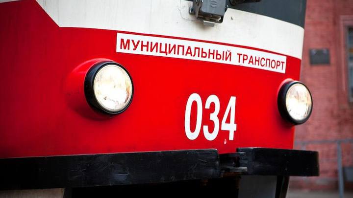 Сотрудники Росгвардии задержали в Краснодаре пьяного мужчину, который бросался на пассажиров трамвая