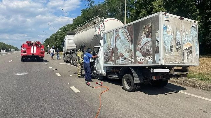 Газель врезалась в стоящий грузовик с цистерной: смертельное ДТП произошло под Краснодаром