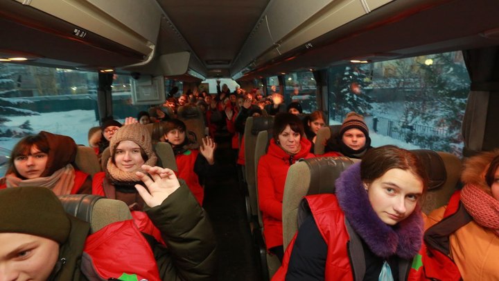 Ребята плакали и обнимались с волонтёрами: Новосибирцы проводили домой детей из ЛНР