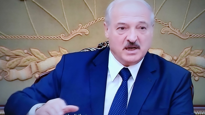 Жара в 30 градусов и маски: Лукашенко прилетел на переговоры в Сочи налегке