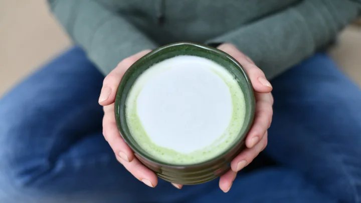 Любительница матчи пожелтела и попала в больницу: чем опасен этот напиток