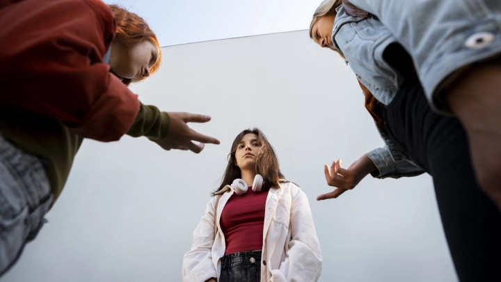 В Приангарье 17-летнюю девушку обвинили в истязании 11-летней русской школьницы