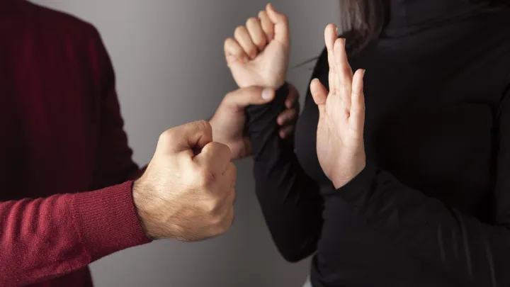 Москвич насильно запер жену в рехабе ради выгоды при разводе