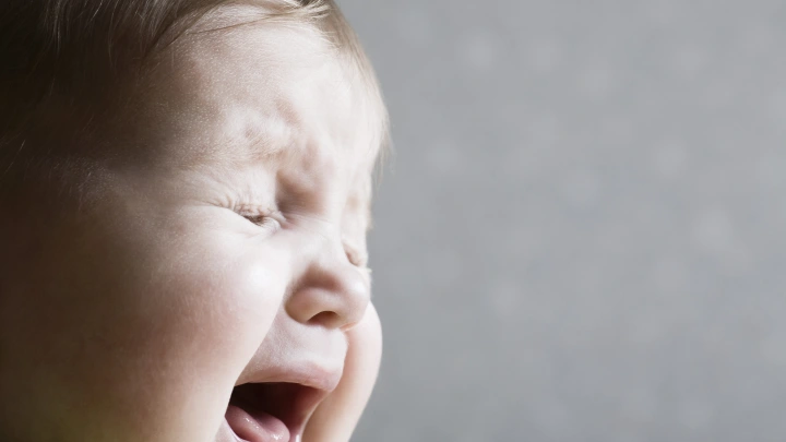 Придушила ребёнка и спокойно работала дальше. Камеры в частном детсаду Барнаула сняли страшную картину