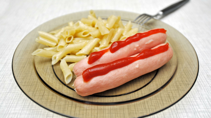 Макароны с сосисками - отрава: Доктор Мясников призвал отказаться от популярного блюда