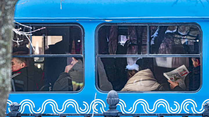 В центре Краснодара такси с четырьмя пассажирами зажало между трамваями