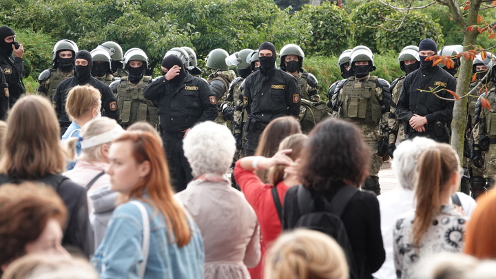 На зачистку ушло девять минут: Протестующих вытеснили с площади перемен в Минске
