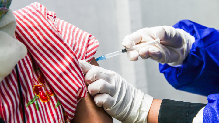 Зачем воздух зря жечь?: За обязательную вакцинацию проголосовать можно, против - нельзя