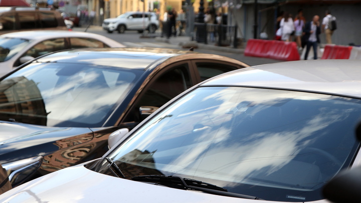 Мужчина прыгал по автомобилям на востоке Москвы