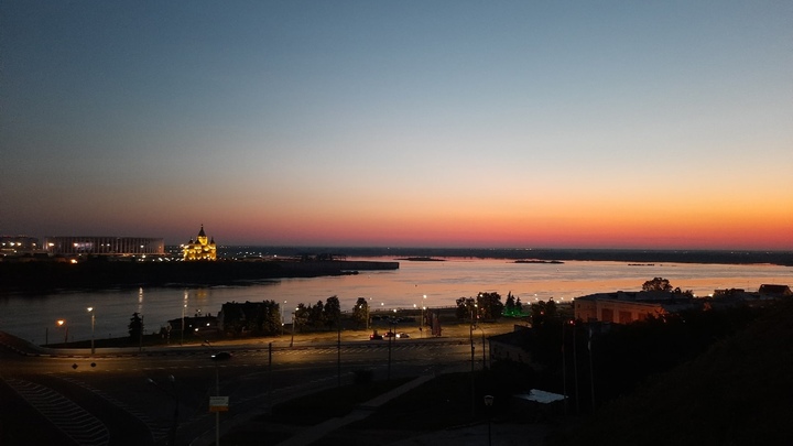 Неизвестный устроил взрыв во дворе в Советском районе