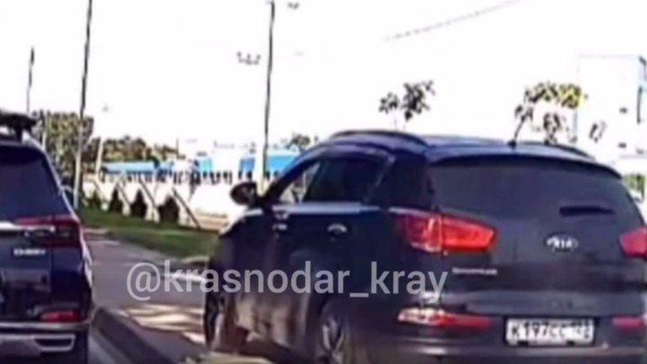 В Краснодаре нашли водителя, который промчался по тротуару в объезд пробки