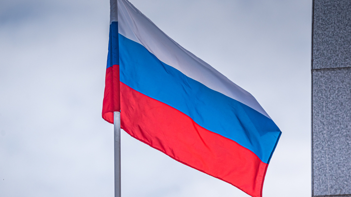RT: повесившая флаг России в Одессе женщина находится под домашним арестом
