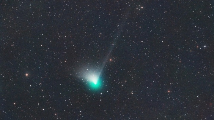 Жители Кузбасса смогут увидеть в небе редчайшую двухвостую комету