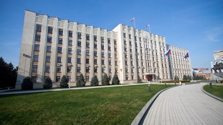 Дольщики ЖК Карандашъ принесли гроб к зданию администрации Краснодарского края