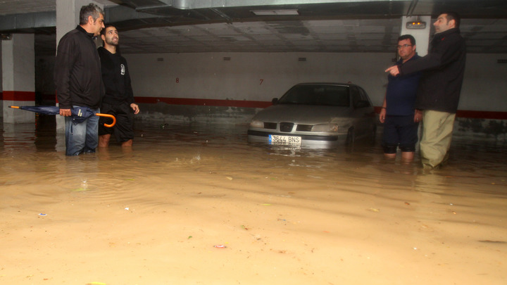 Парковку бизнес-центра в Новосибирске затопило кипятком из прорванной трубы
