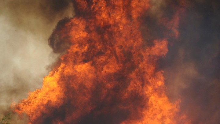 Взрыв и гигантский столб огня в небо: Горит газозаправочная станция в Ленобласти