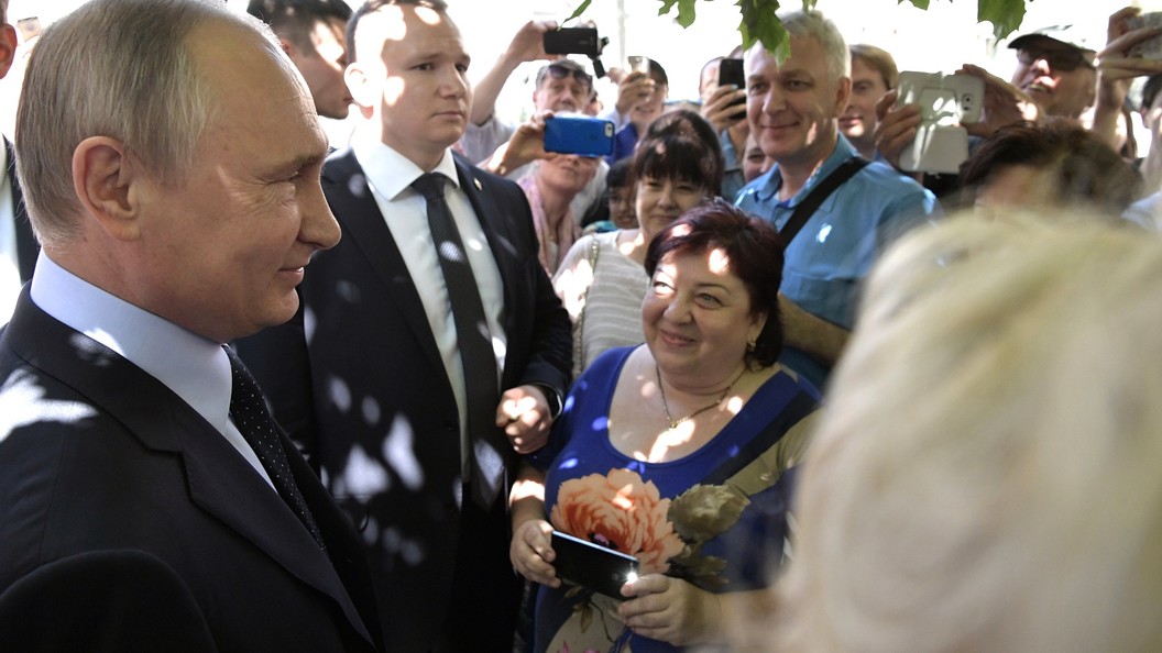 Туристка на Арбате от избытка эмоций поцеловала Путина Туристка на Арбате от избытка эмоций поцеловала Путина