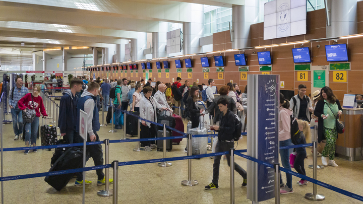 Идёшь в толпу - закапай в нос: Как защитить себя от вируса в отпуске, рассказал доктор наук