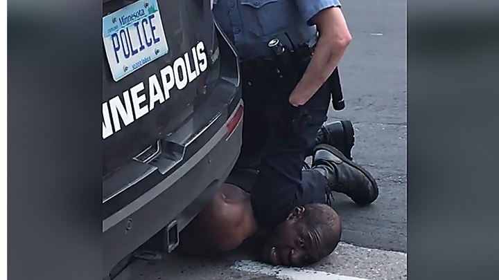 Полицейский буквально задушил коленом задержанного. Вспыхнули протесты