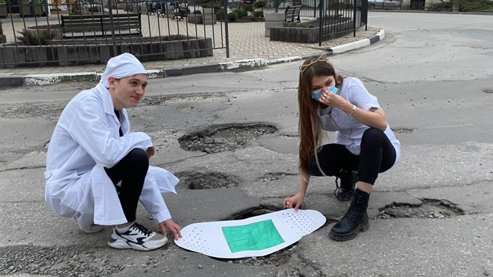 В Таганроге ямы на дорогах починили лейкопластырем, цветами и банными процедурами