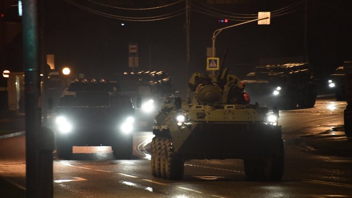 Колонна военной техники проехала на МЖК в Новосибирске
