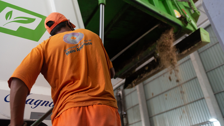 На Херсонщину отправили партию мусоровозов