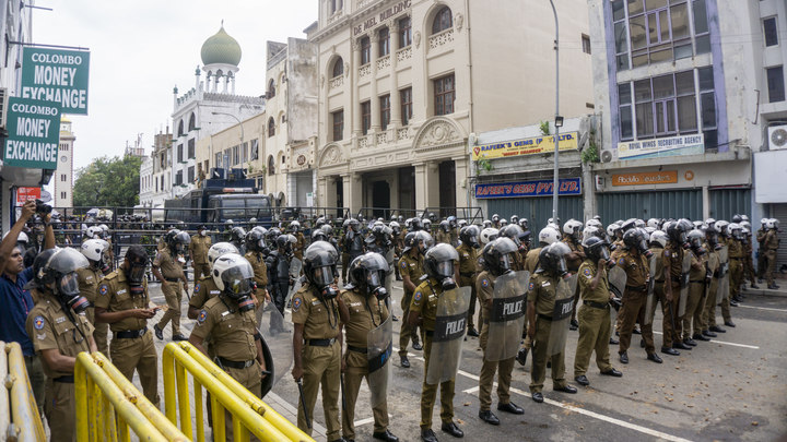 Что происходит на Шри-Ланке: захват резиденции президента, митинги протестующих и бегство лидера