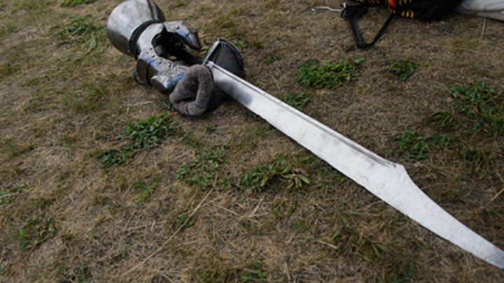 «Я закричал от радости»: Музейный работник искупался в реке и неожиданно нашел средневековый меч