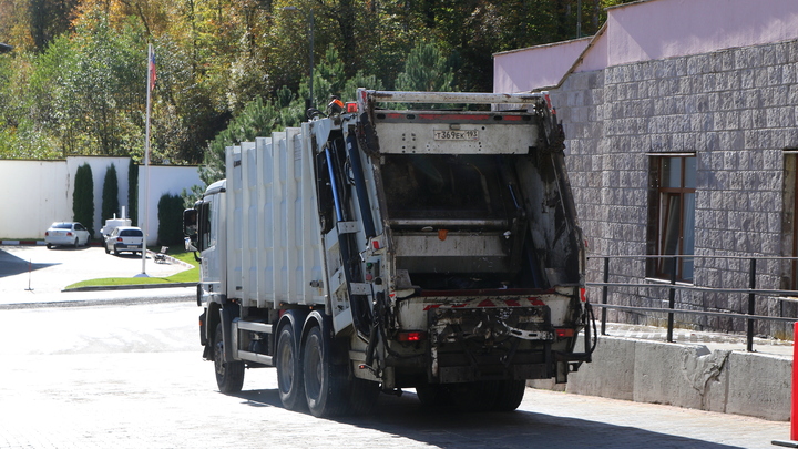 Мусоровоз снёс припаркованное авто в Ярославле
