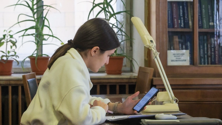 В гимназии Ревды учеников обязали сдавать телефоны при входе в здание: родители возмущены