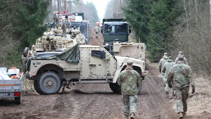 Американский БТР сгинул в секретном болоте: Власти Литвы и не знали о таком