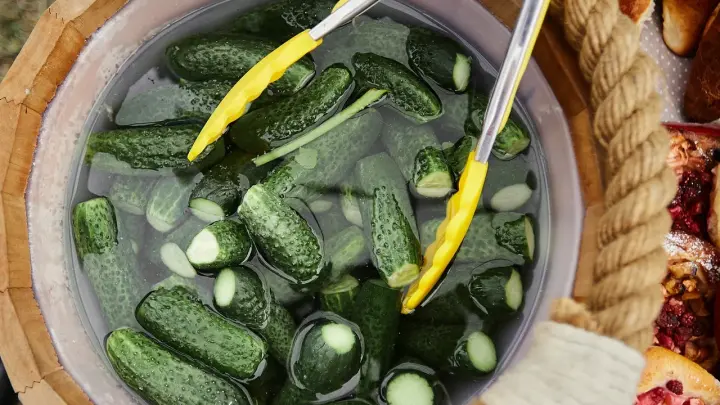 Надкусил — не уходи: юрист предупредил о серьёзных последствиях для покупателей-дегустаторов, надкусывающих огурцы в магазинах