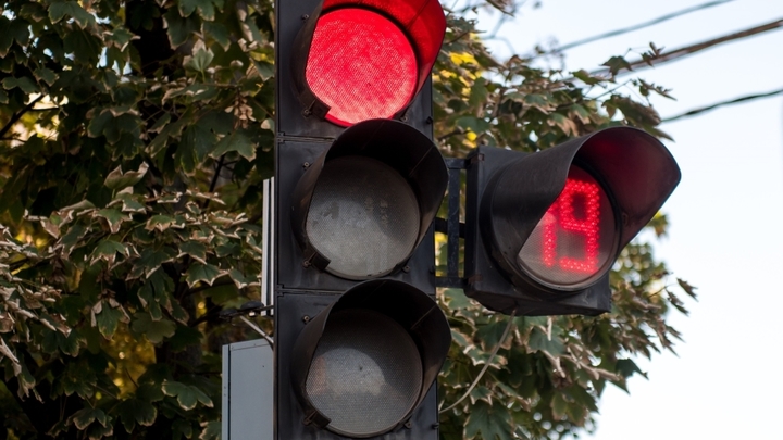 В Краснодаре на двух перекрестках установят «умные светофоры»