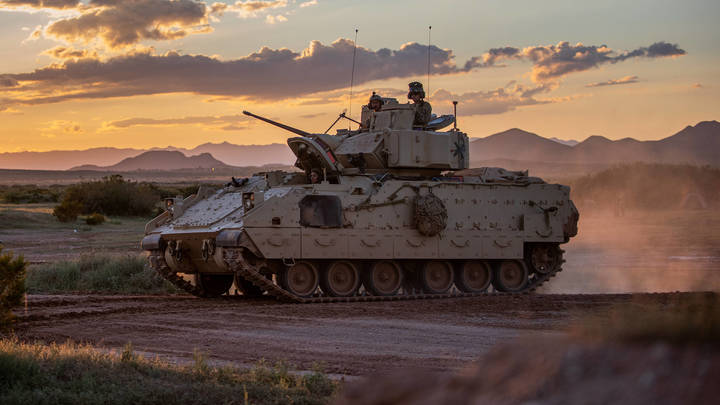 Пластиковыми игрушками - по миллионной технике. Незалежная становится кладбищем танков