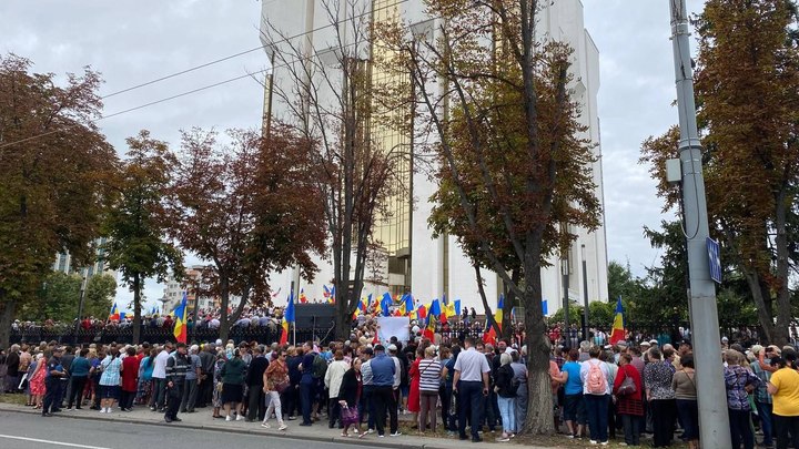 Протест под окнами президентуры: в Молдавии пикетчики сожгли свои счета за «коммуналку»   