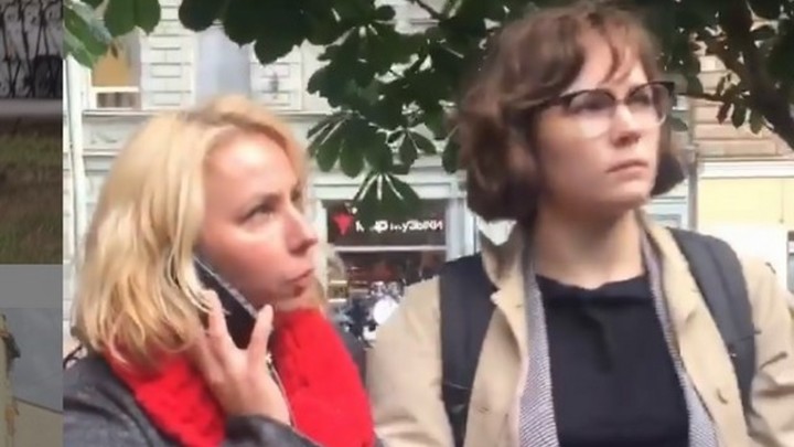 На открытие памятника собаке Довлатова в Петербурге приехала полиция: они задержали организаторов