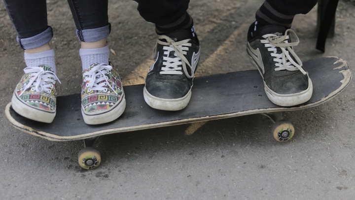 Школьница выпила в скейт-парке Отрадного и попала в реанимацию. Бутылку ей протянул незнакомец