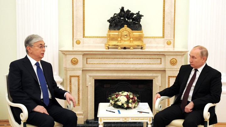 Токаев изменил место встречи с Путиным, чтобы после пообщаться с Макроном по Украине