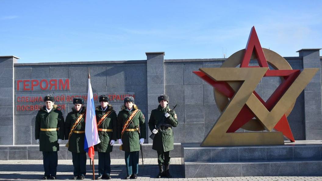 Памятник Герою России Дмитрию Петрову